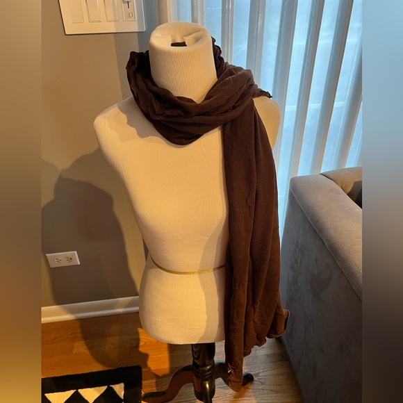 NWT lovely brown wrap with ruffled edges.  Great carrying case. Made by rolla. - Picture 3 of 12